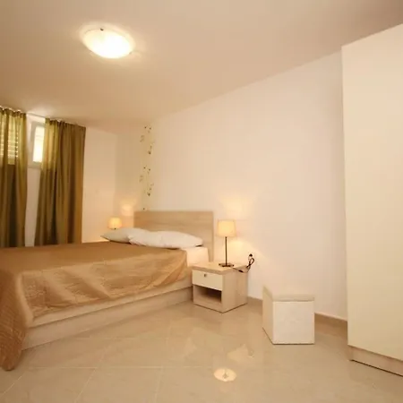 Nettes In Mit Gemeinsamer Terrasse Apartman