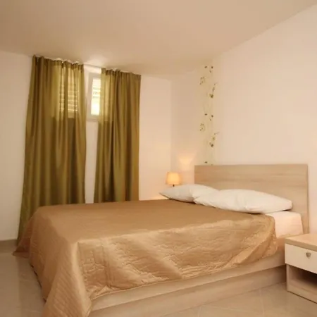 Apartman Nettes In Mit Gemeinsamer Terrasse *