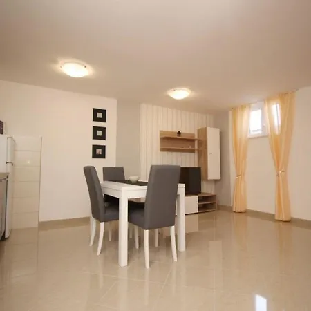 Apartman Nettes In Mit Gemeinsamer Terrasse
