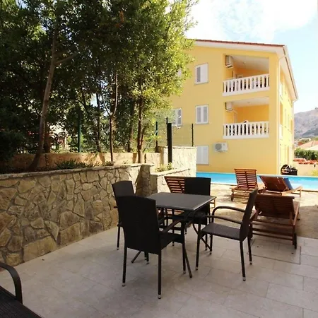 Nettes In Mit Gemeinsamer Terrasse *
