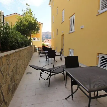 Nettes In Mit Gemeinsamer Terrasse Baška