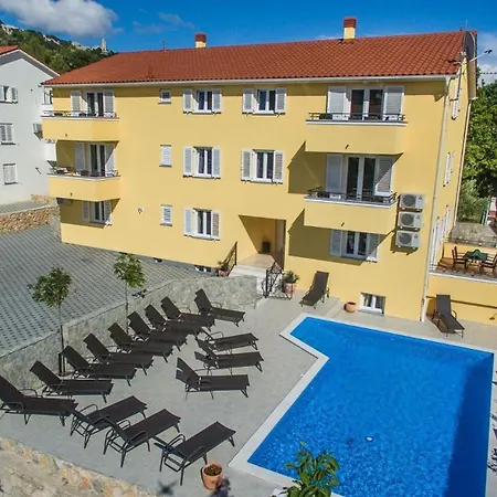 Nettes In Mit Gemeinsamer Terrasse * Baška
