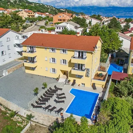 Nettes In Mit Gemeinsamer Terrasse Baska (Krk)