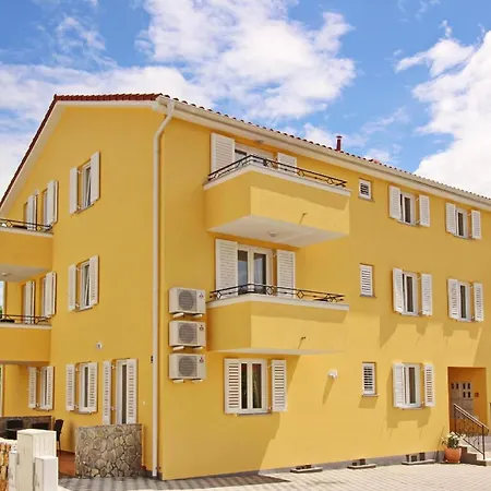 Nettes In Mit Gemeinsamer Terrasse * Baska (Krk)